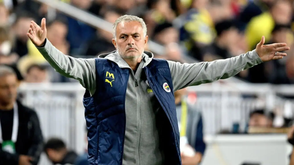 UEFA Disiplin Kurulu, Fenerbahçe ve Manchester United arasında oynanan UEFA Avrupa Ligi 3. grup maçı sonrası, kırmızı kart gören Fenerbahçe Teknik Direktörü Jose Mourinho hakkında kararını verdi. Mourinho, sahadaki hareketleri nedeniyle 1 maç cezası alarak bir sonraki Avrupa karşılaşmasında saha kenarında bulunamayacak.